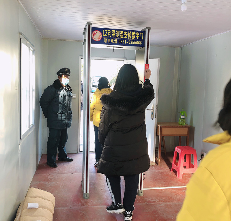 學(xué)生返校通過安檢門.jpg