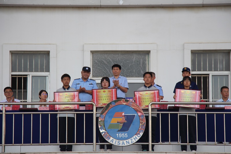 軍訓表彰優(yōu)秀集體3.JPG